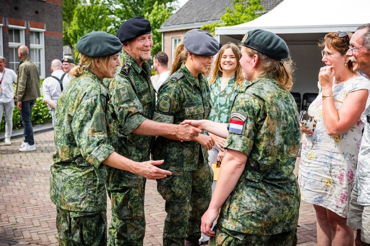 La familia real holandesa se reúne para celebrar el hito militar de la reina Máxima en la Real Academia Militar.