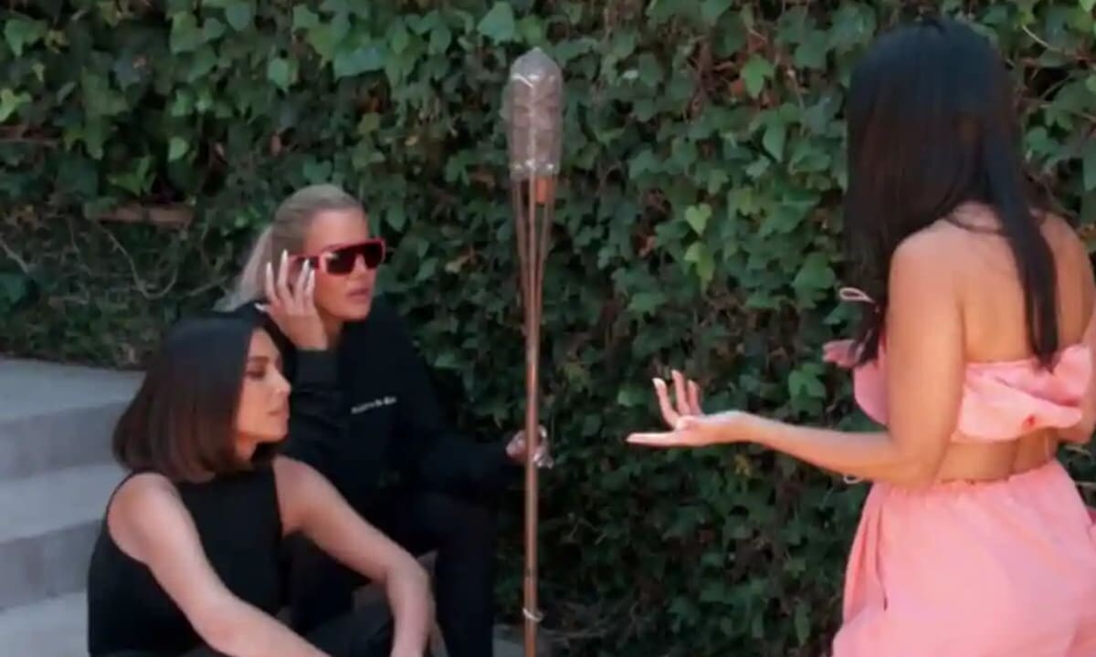 Season 17 - Episode 11 - Kourtney caught hiding life from cameras