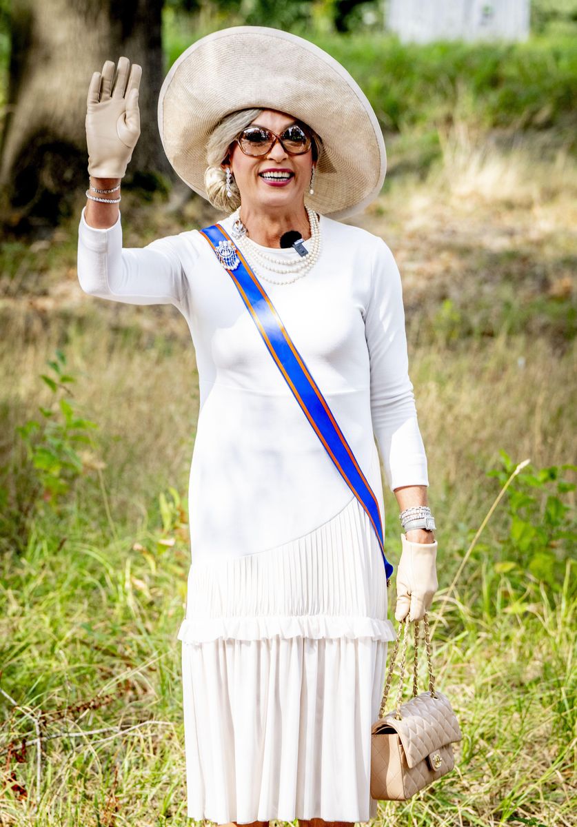 A fake Maxima waving hello while the King opened the renovated museum