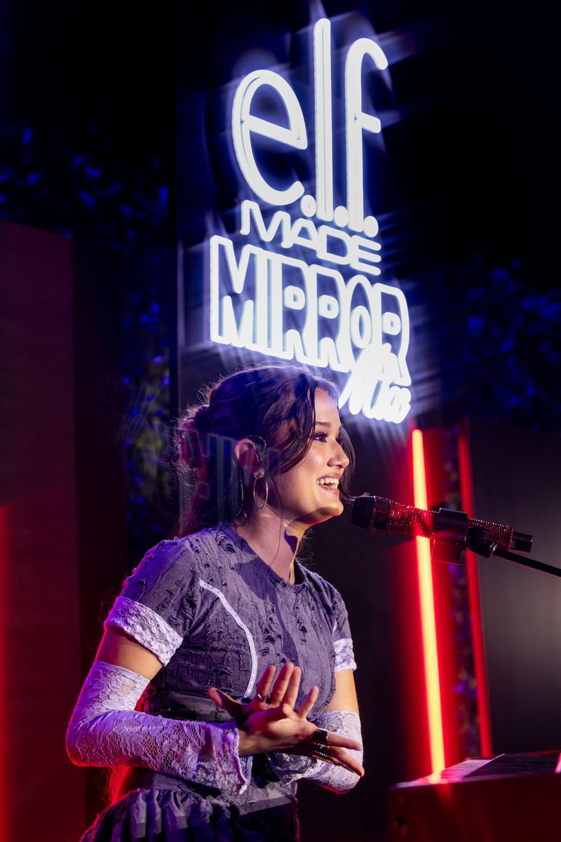 Joaquina performs “Ya no estoy” for the first time at the e.l.f. Mirror Mix event