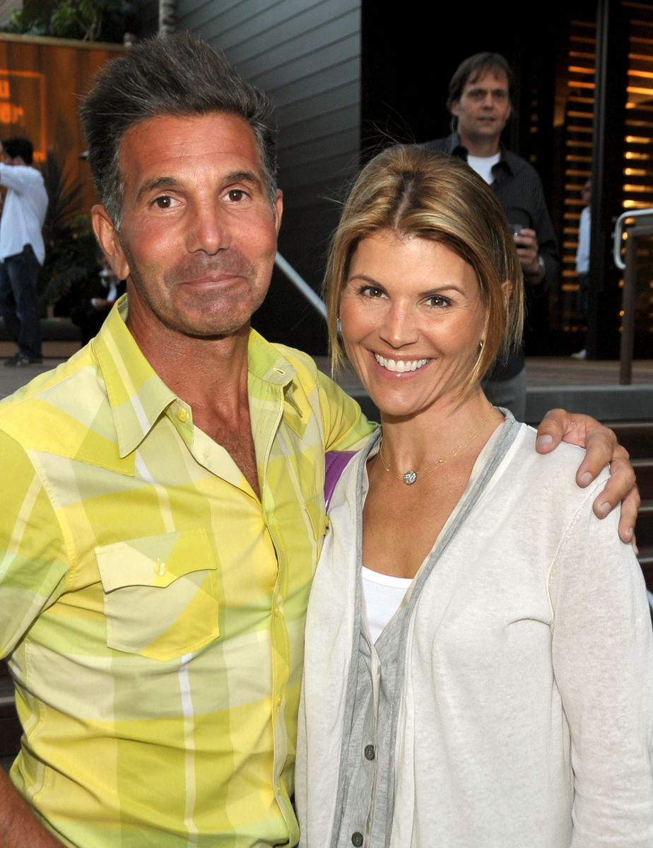 El diseñador Mossimo Giannulli y la actriz Lori Loughlin asisten a la gran inauguración de Malibu Lumber Yard celebrada en Malibu Lumber Yard el 21 de abril de 2009 en Malibu, California. 