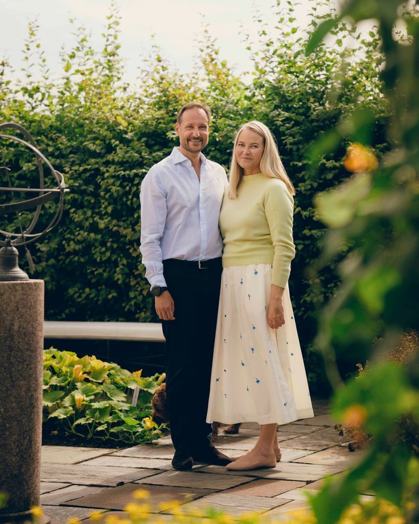 Crown Prince Haakon and Crown Princess Mette-Marit have marked their silver wedding anniversary with this new official portrait.