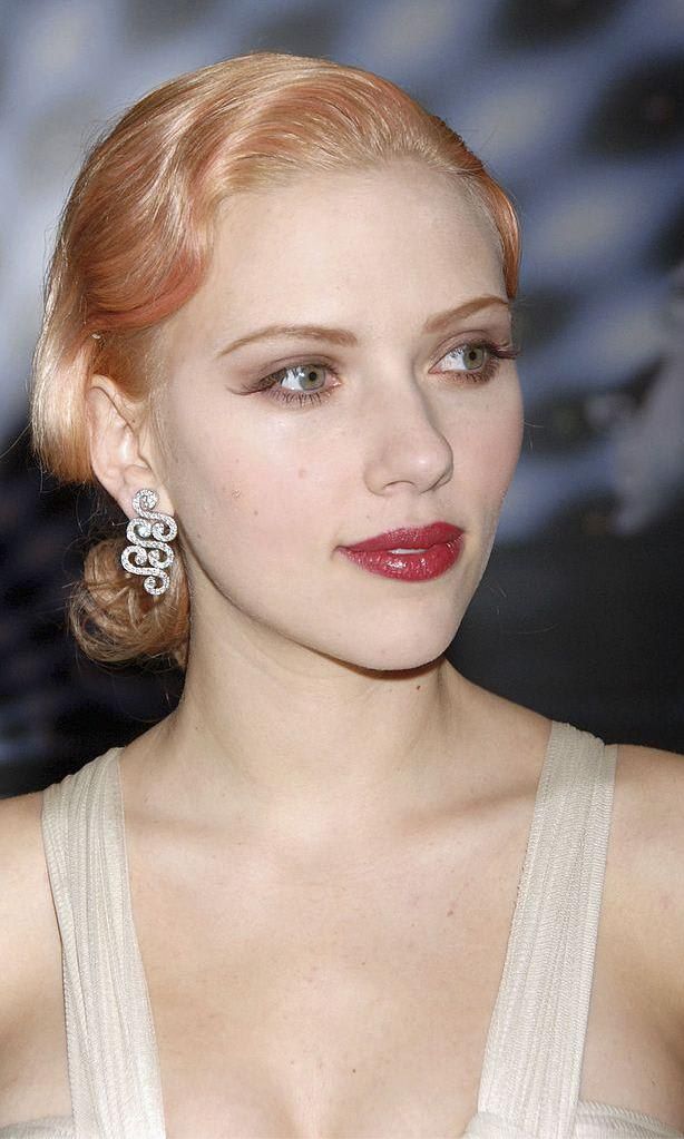 Scarlett Johansson cabello recogido