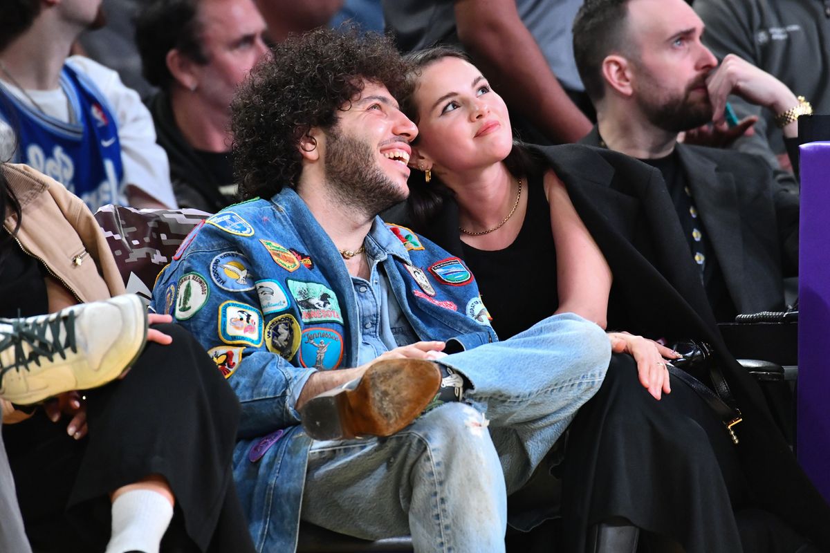 Selena Gomez steals a kiss from Benny Blanco on sweet courtside date