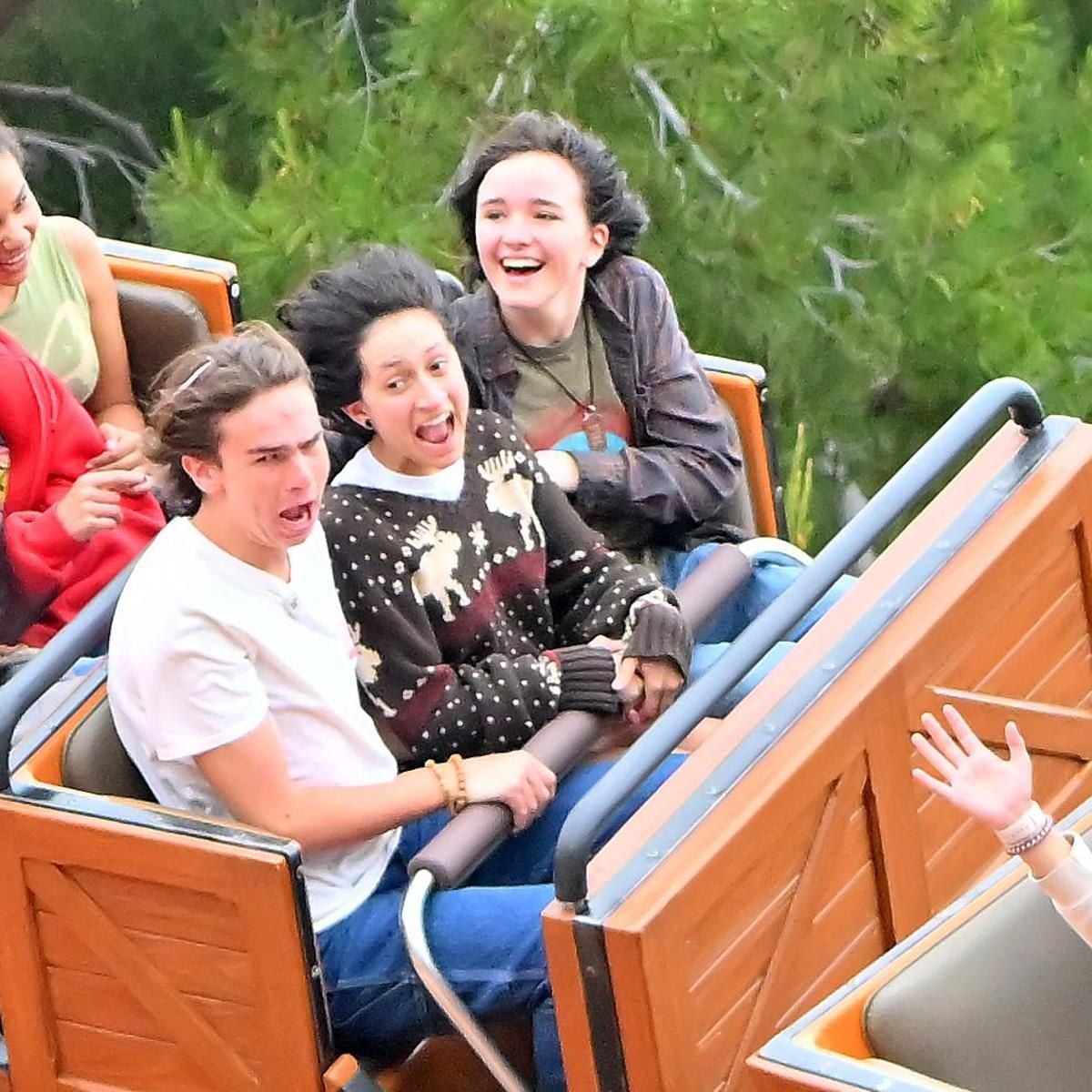 Jennifer Garner takes kids to Disneyland