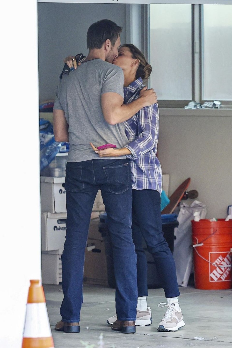 Jennifer Garner shares passionate kiss with boyfriend John Miller in