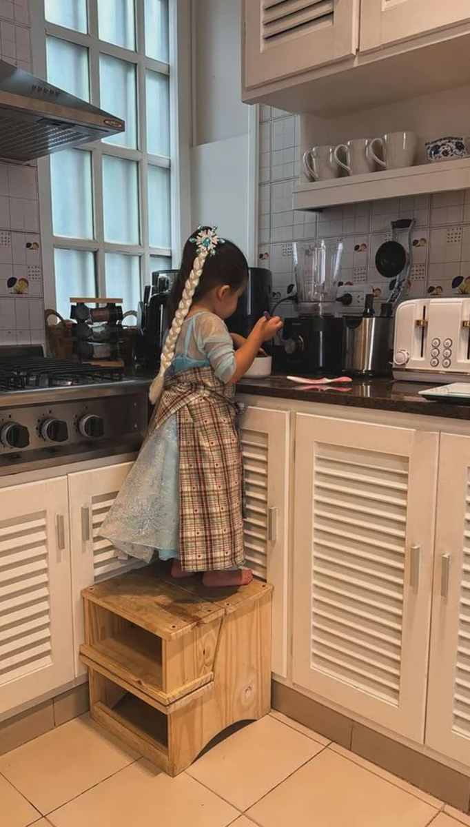 Cazzu, whose real name is Julieta Emilia Cazzuchelli, said that when she entered the room, she saw the closet door open