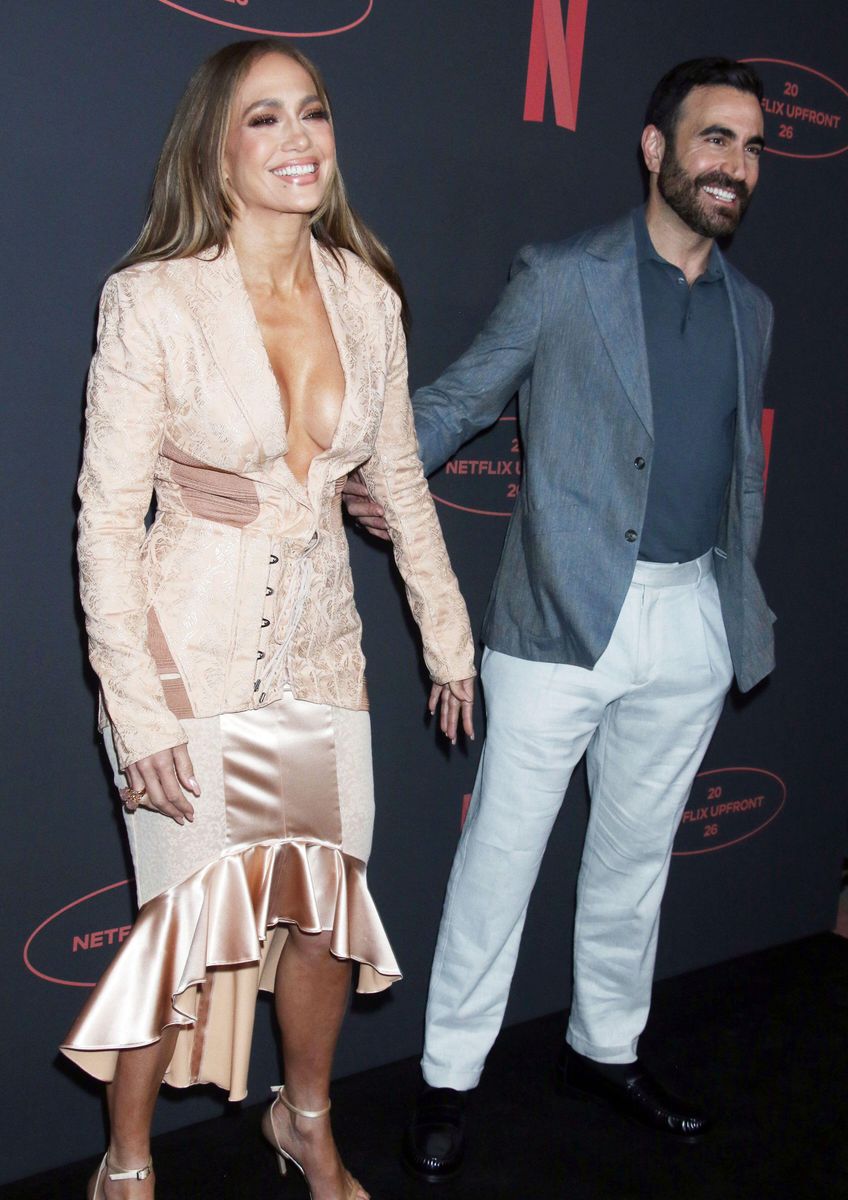 López se unió a Brett Goldstein en la presentación inicial de Netflix 2026 celebrada en Sunset Pier 94 Studios para promocionar su próxima comedia romántica con clasificación R, 'Office Romance'.