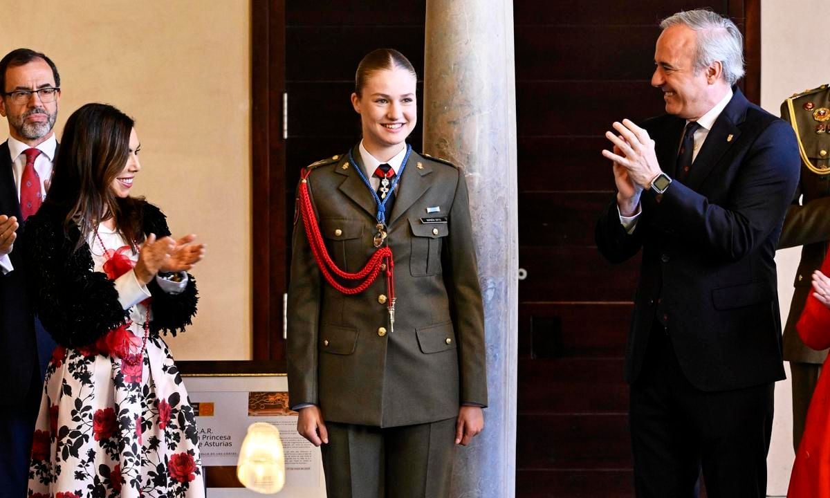 The Princess of Asturias was also presented with the Medal of the Cortes and the Medal of Aragon