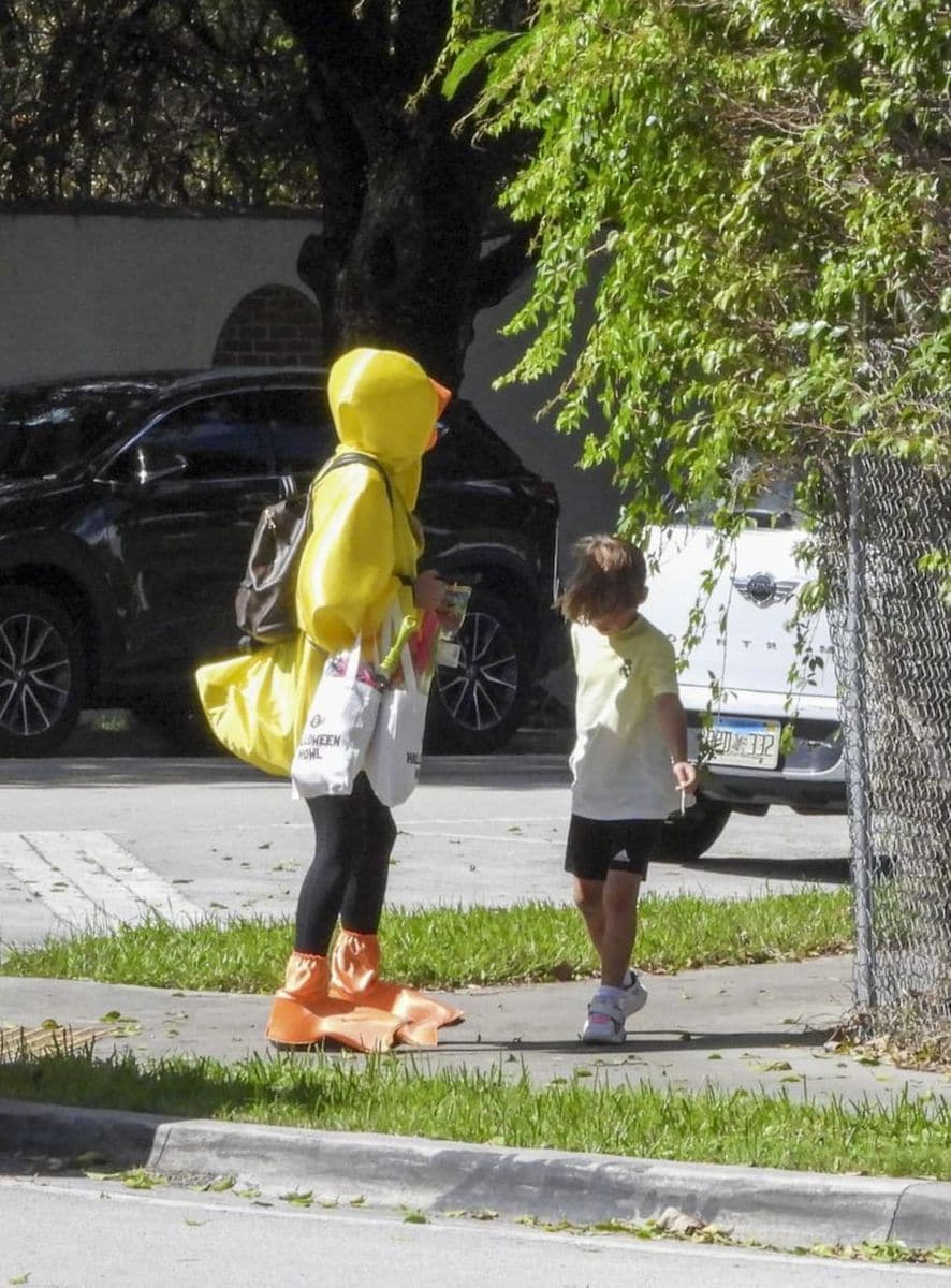 See Anna Kournikova and her kids’ adorable photos of their pre-Halloween outing