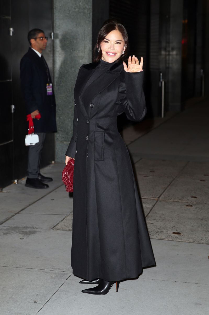 Lauren Sánchez Bezos's stylish ensemble added a touch of glamour to her early-morning appearance.