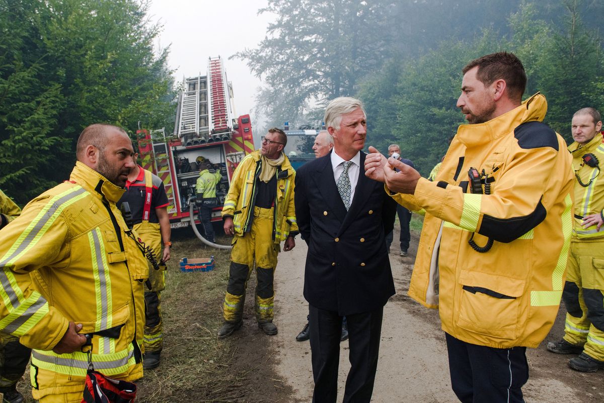 The King was briefed on the evolving wildfire situation and ongoing emergency operations during his visit to the provincial crisis center in Vottem.