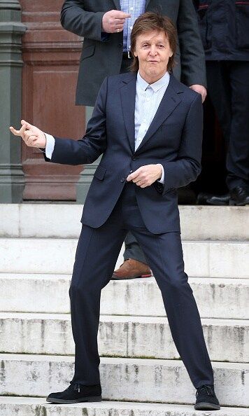 Sir Paul played some air guitar when he arrived at the presentation.
<br>
Photo: Getty Images