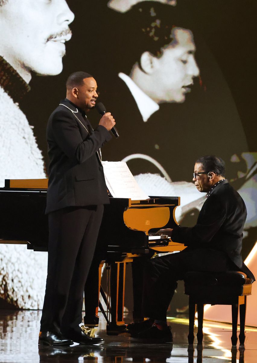 Will Smith y Herbie Hancock se desempeñan en el escenario en el 67 ° Premios Grammy anuales.
