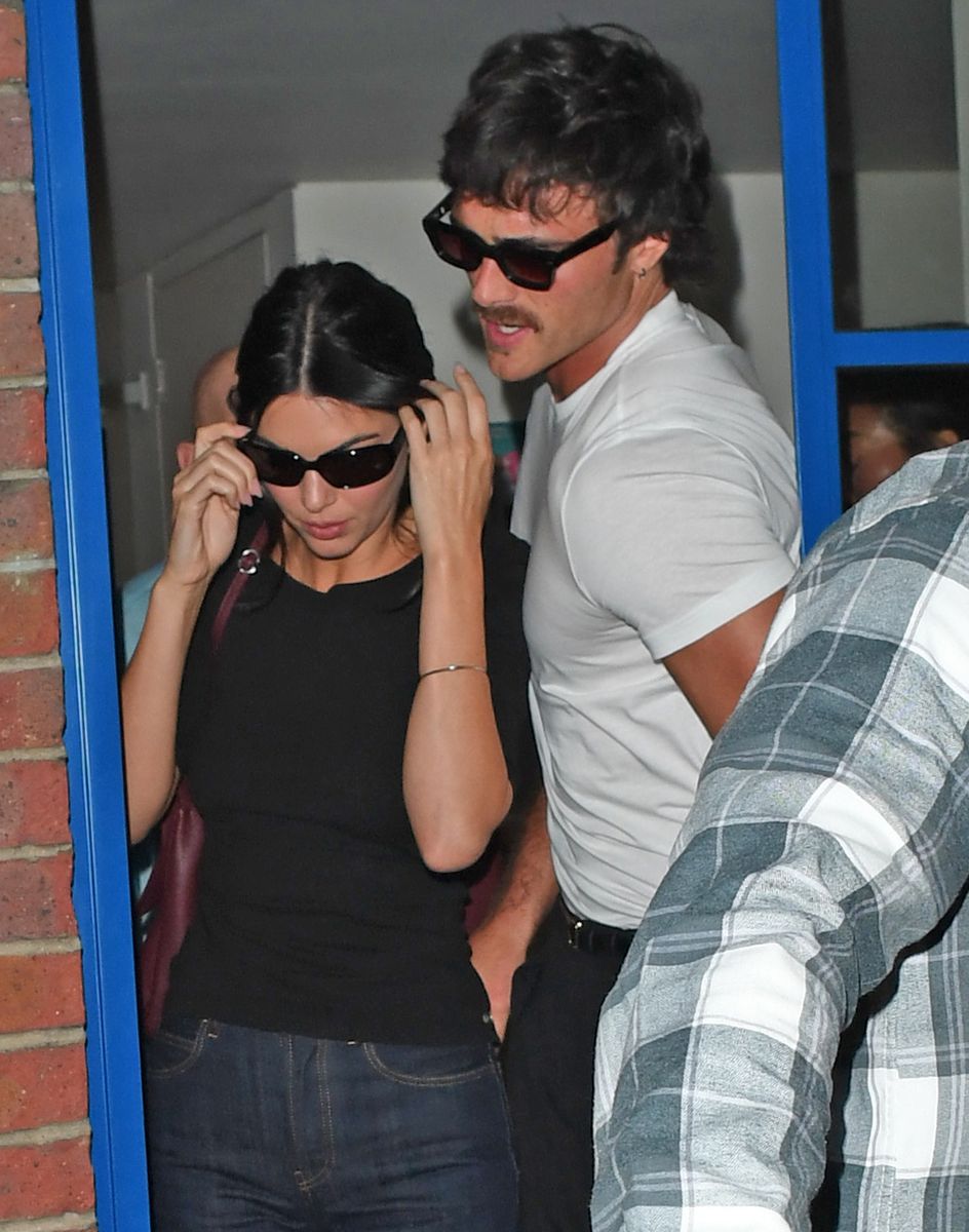 Photo © 2026 Splash News/The Grosby Group
PREMIUM EXCLUSIVE
Hammersmith, west London, Date not provided , Year not provided Jacob Elordi and Kendall Jenner left a dinner date at the River Cafe, with Elordi placing his hand on Jenners derriere as they walked out. The couples outing follows their reported Coachella debut earlier this year and another recent London date night where they were seen holding hands. The Michelin-starred Italian restaurant has also previously hosted Jenners sister Kim Kardashian.***Jacob Elordi y Kendall Jenner salieron de una cena en el River Cafe, donde Elordi colocó la mano sobre el trasero de Jenner mientras abandonaban el restaurante. La salida se produce después de su reportado debut como pareja en Coachella y de otra reciente cita nocturna en Londres en la que fueron vistos tomados de la mano. El restaurante italiano con estrella Michelin también ha recibido anteriormente a Kim Kardashian, hermana de Jenner.