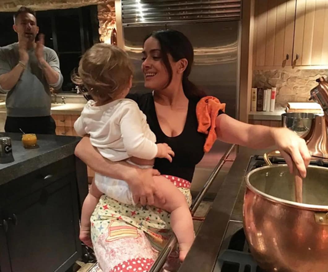 Salma Hayek cooking dinner for her friend Ryan Reynolds and his daughter Inez in 2017