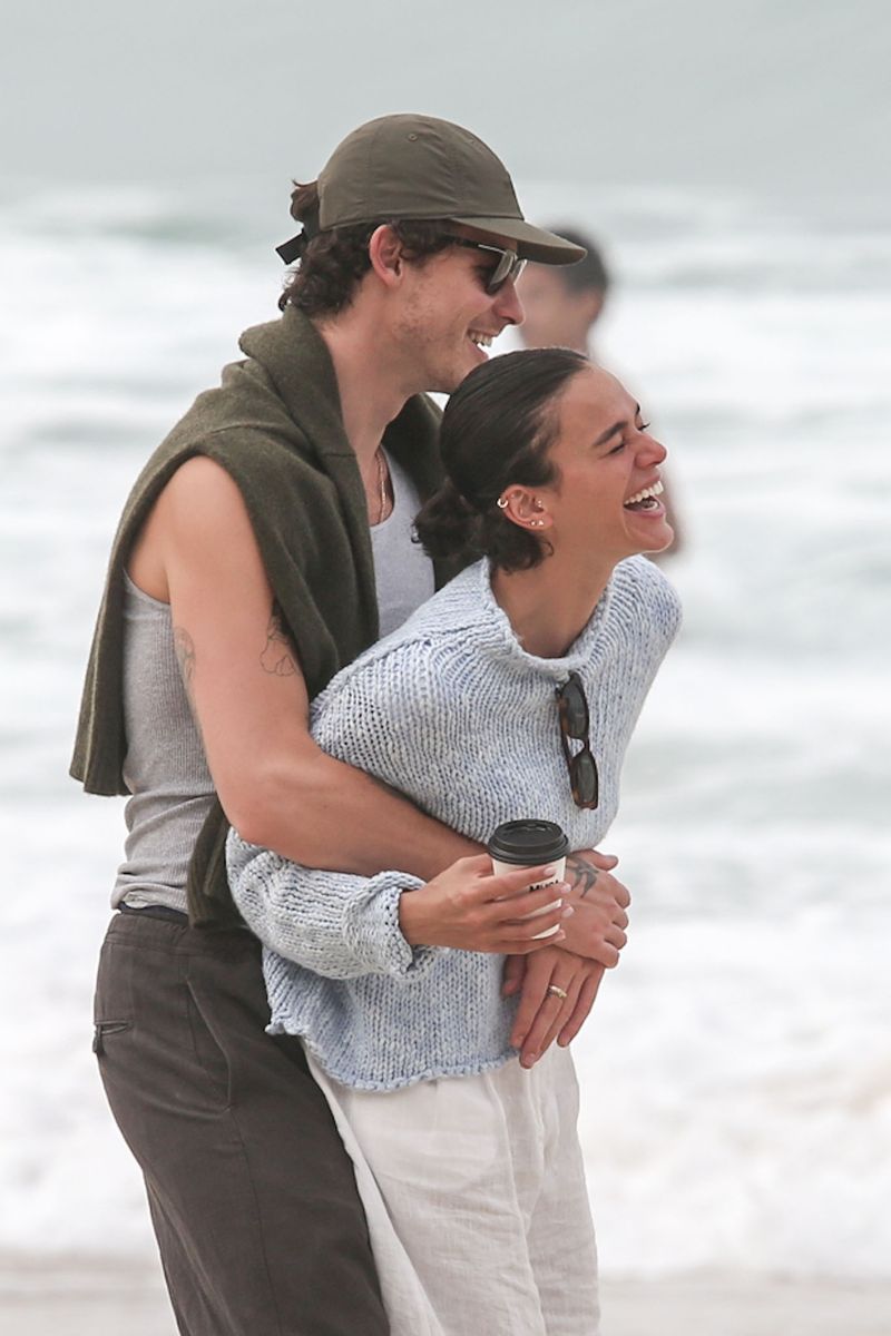 Singer Shawn Mendes was spotted on a beach stroll with actress Bruna Marquezine