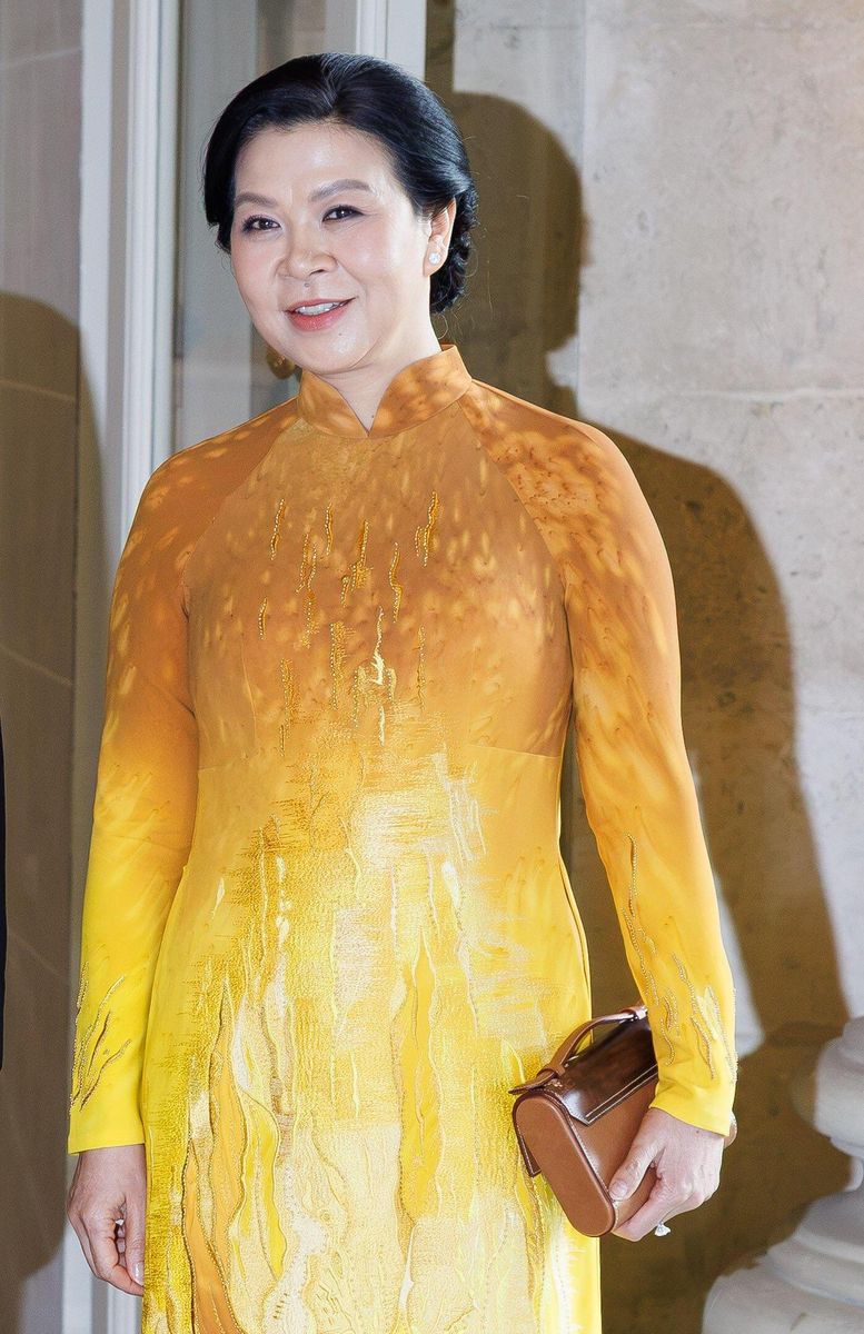 Vietnam's first lady, Ngo Phuong Ly, wore a traditional yellow áo dài featuring intricate floral details for the special royal engagement in Belgium.