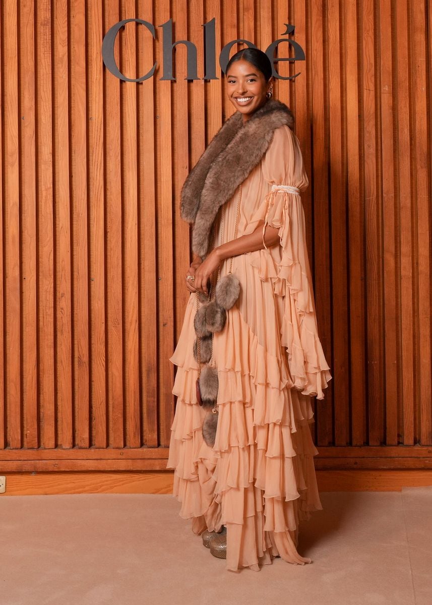Before the runway, Bryant posed for photographers and showcased her stunning ensemble.
