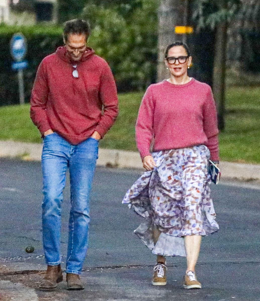 Jennifer Garner and her boyfriend, CaliGroup CEO John Miller, were seen holding hands as they arrived at Garner's Brentwood mansion for a relaxing weekend. The couple, who have been quietly enjoying their time together, appeared in great spirits as they prepared to spend some quality time away from the spotlight. 