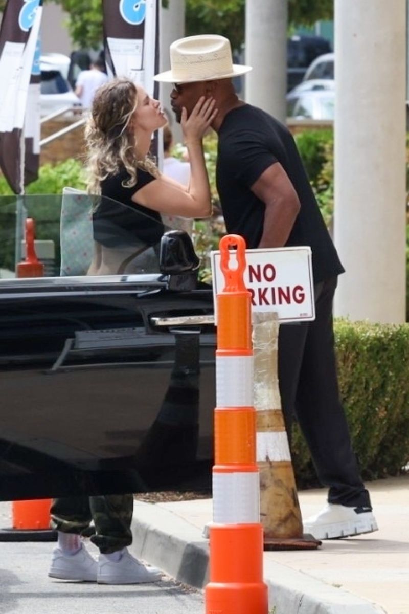 Photo © 2023 Backgrid/The Grosby Group

EXCLUSIVE 
Los Angeles, CA 
 Months after a hospitalization, an experience the actor referred to as going "to hell and back, actor Jamie Foxx is seen in a very rare PDA moment with longtime girlfriend Alyce Huckstepp. The pair were spotted sharing a sweet kiss while out shopping Monday in LA after recently spending some time together in Cabo. Jamie opened the car door for Alyce as they stepped out of a shop and she lit up and sweetly placed her hands on his face leaning him in for a sweet kiss. The 55 year old, Django Unchained star was clearly smitten and lit at the gesture ******  Meses después de una hospitalización, una experiencia a la que el actor se refirió como ir "al infierno y volver", el actor Jamie Foxx es visto en un momento muy raro PDA con su novia Alyce Huckstepp. La pareja fue vista compartiendo un dulce beso mientras salían de compras el lunes en Los Ángeles después de haber pasado recientemente algún tiempo juntos en Cabo. Jamie abrió la puerta del coche para Alyce cuando salían de una tienda y ella dulcemente puso sus manos en la cara de él inclinándolo para un dulce beso. La estrella de Django Unchained, de 55 años, estaba claramente enamorado.

Pictured: Jamie Foxx, Alyce Huckstepp

Shopping, Retail Therapy, Kiss, PDA, Romantic, straw hat,