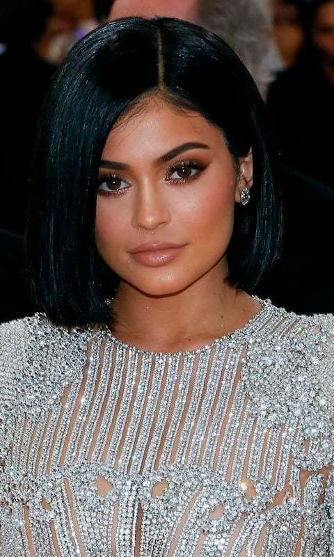 Kylie Jenner con corte bob y cabello negro
