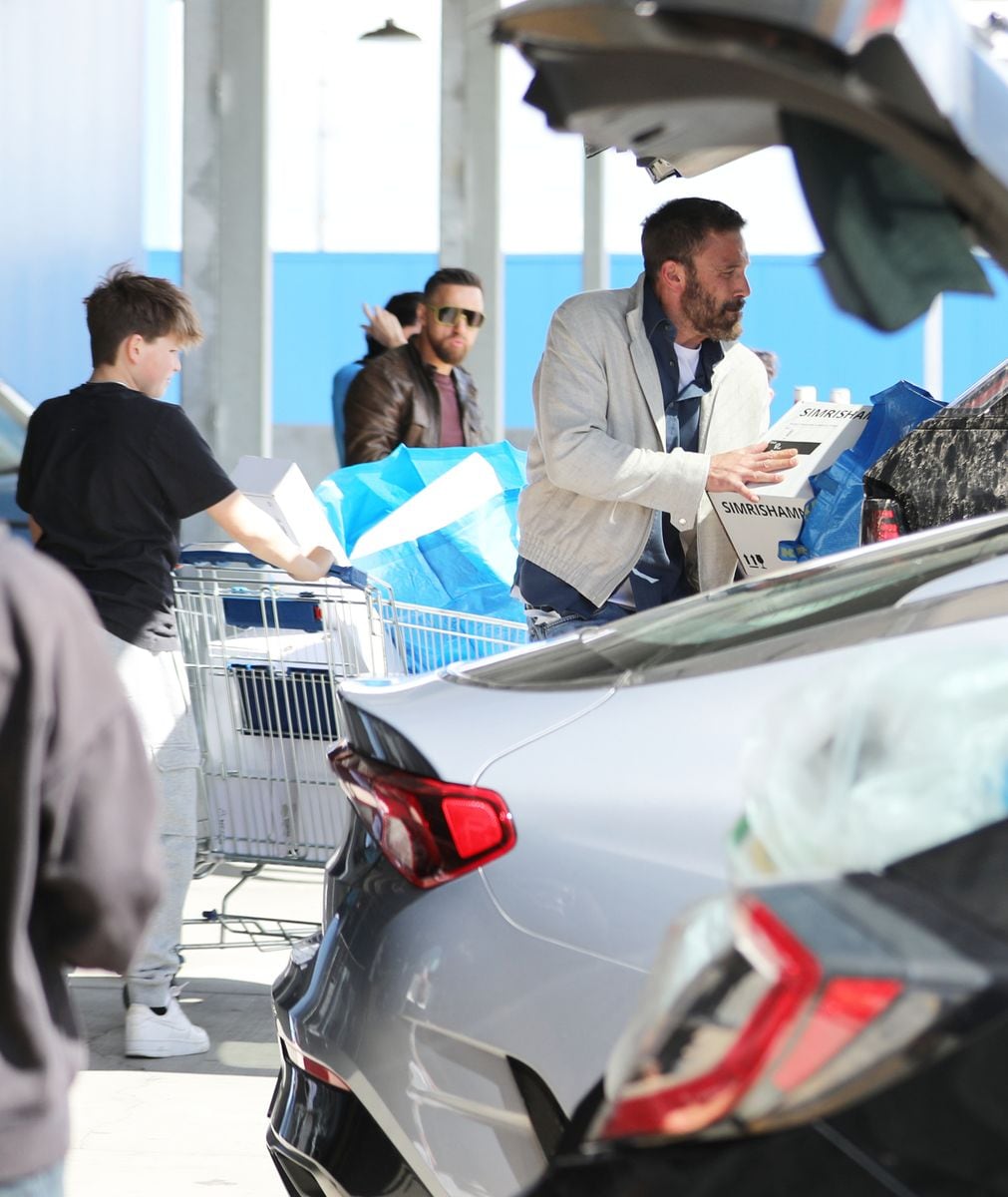 Ben and Samuel Affleck out for some father and son shopping trip 