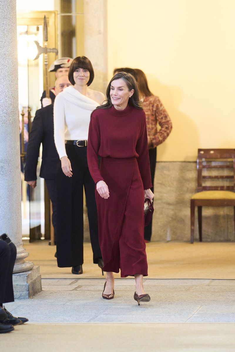 Queen Letizia completed her look with matching accessories,