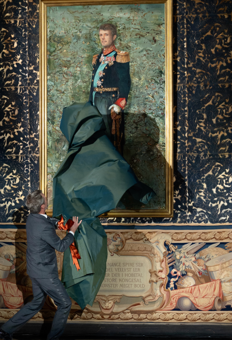 King Frederik’s first painted portrait since becoming monarch was unveiled during the Carlsberg Foundation’s 150th anniversary celebration.