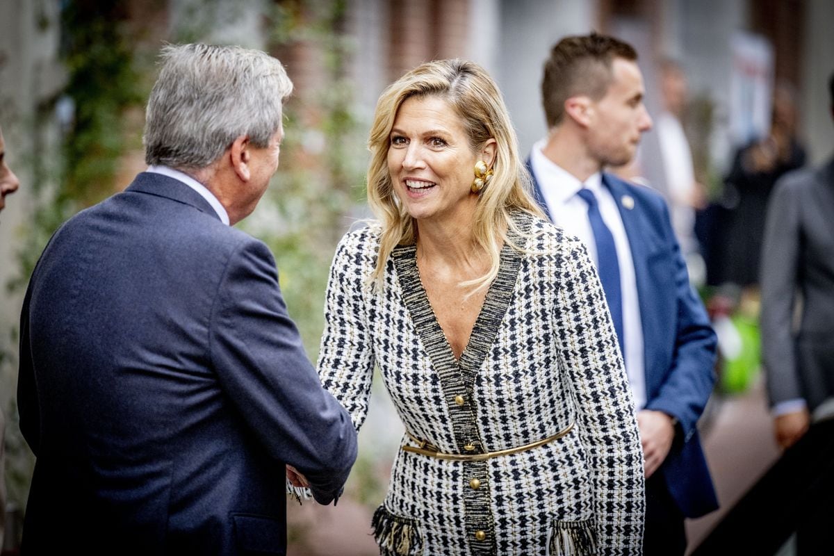 A key styling trick for Máxima is pairing this tweed dress with a slim gold metal belt, which accentuates her figure.