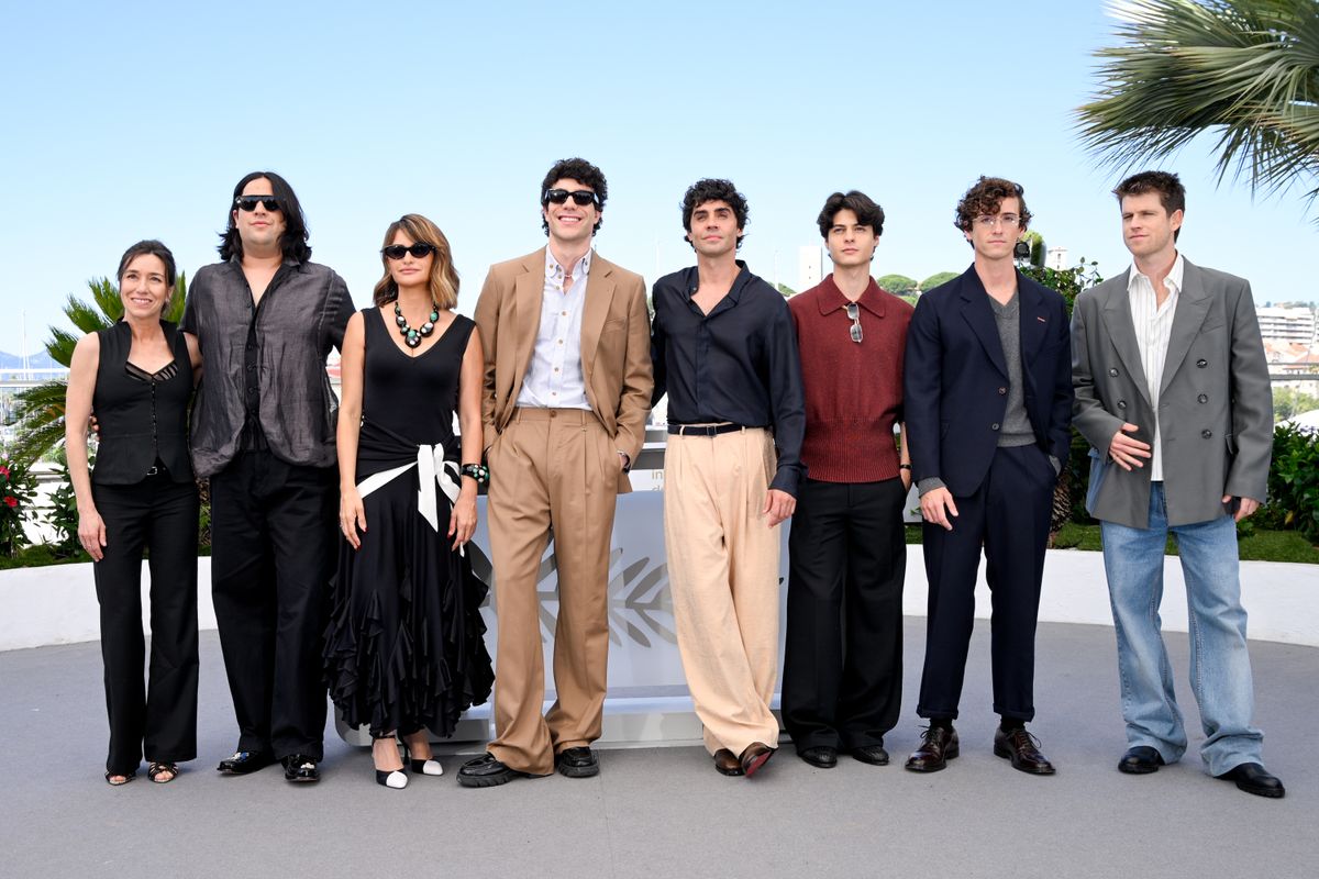 Guitarricadelafuente posed alongside Penélope Cruz, Lola Dueñas, Carlos González, Milo Quifes, Miguel Bernardeau and directors Javier Calvo and Javier Ambrossi at the La Bola Negra photocall during the 2026 Cannes Film Festival.