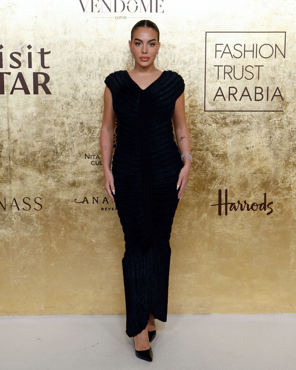 Georgina embraced the power of “less is more.” Her choice was a long black chenille-knit dress from Alaïa’s Fall/Winter 1993 collection.