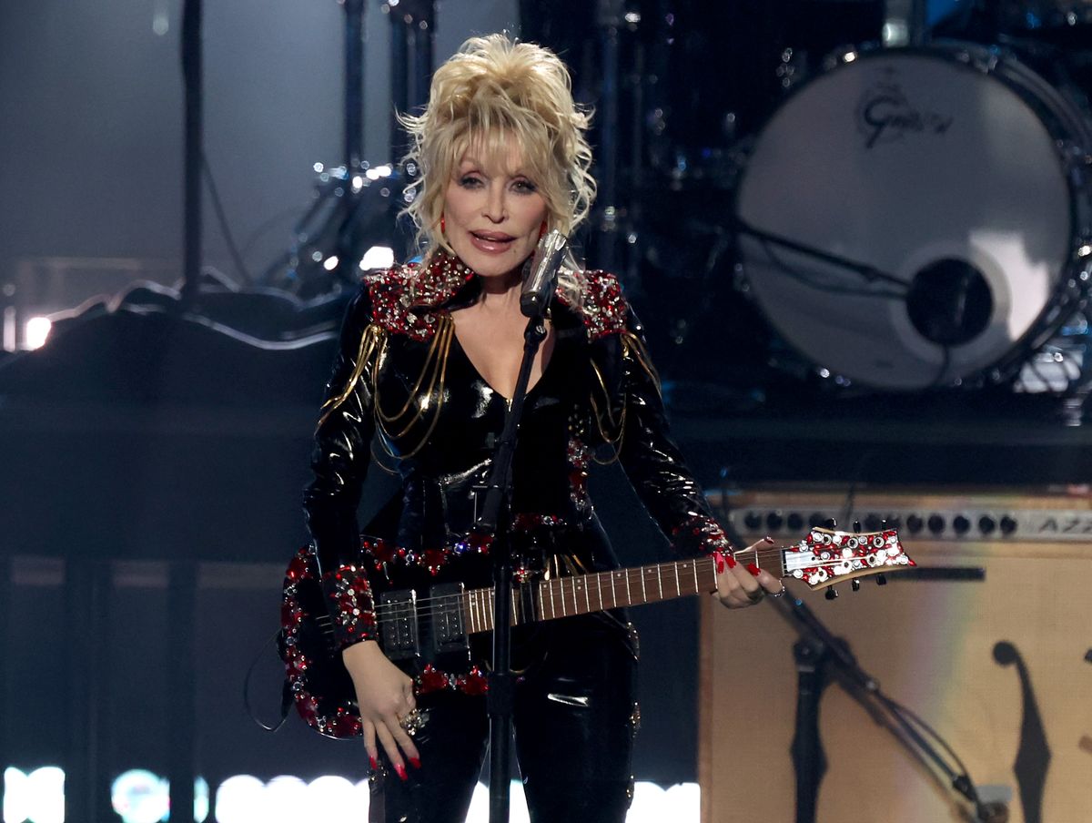 Dolly also performed that year at the ceremony