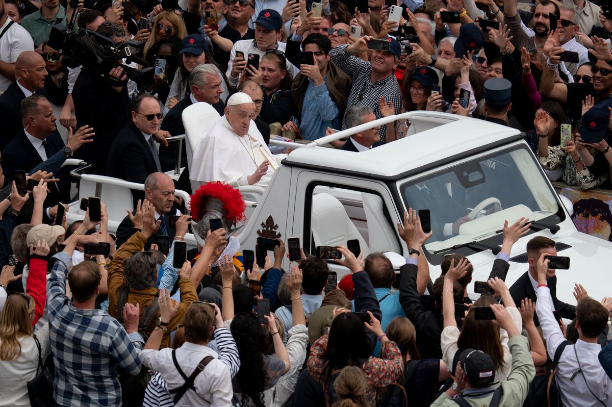 Pope Francis greets the faithful at the end of the Easter Mass