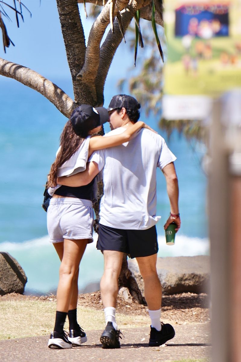 Jessica Alba and Danny Ramírez kiss while strolling along Australia’s Gold Coast