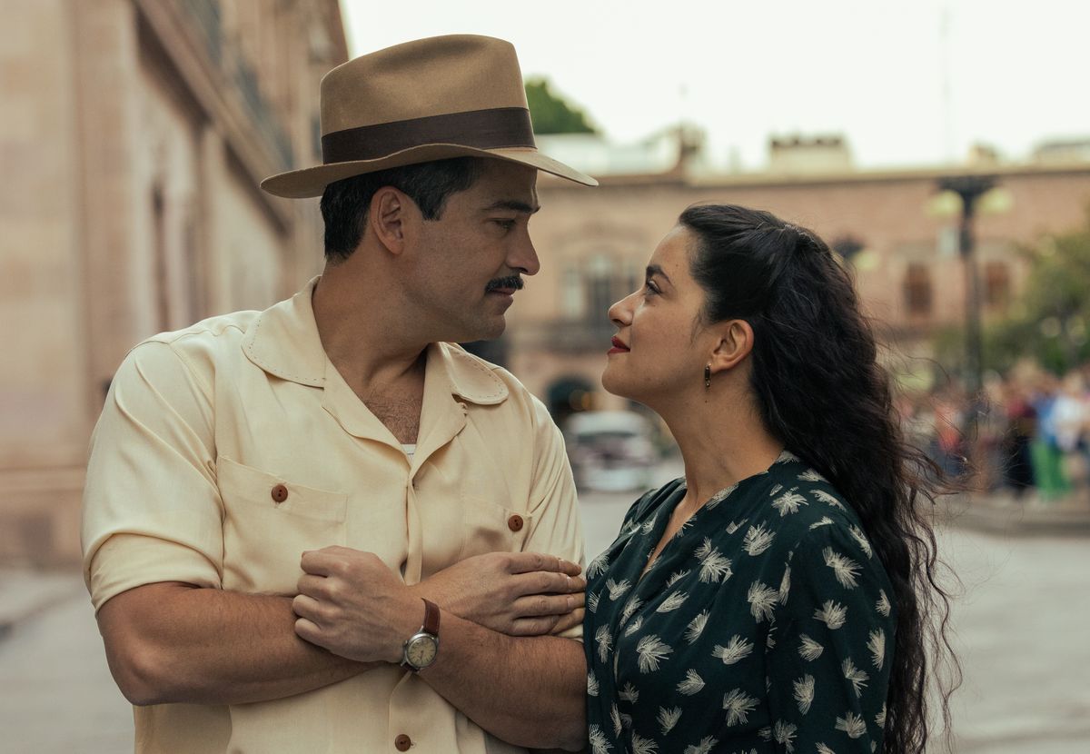 Alfonso Herrera and Paulina Gaitan as Simon and Serafina