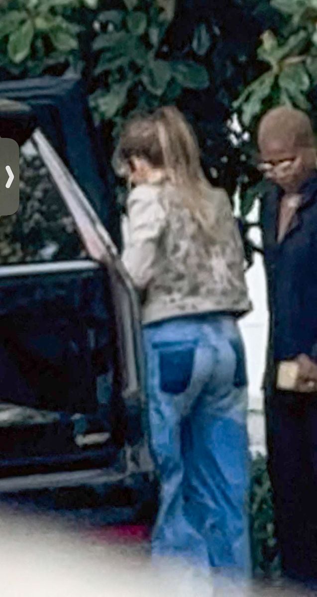 Jennifer Lopez visiting Affleck