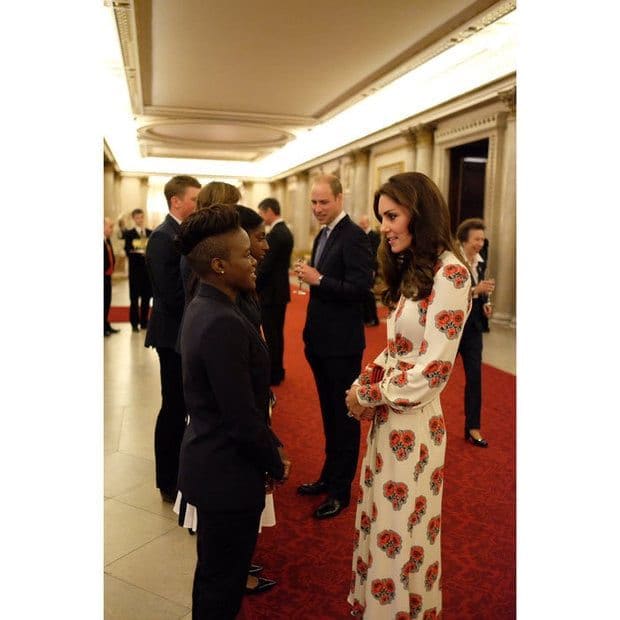 Kate looked elegant in a poppy-print dress by Alexander McQueen.
Photo: Twitter/@KensingtonRoyal
