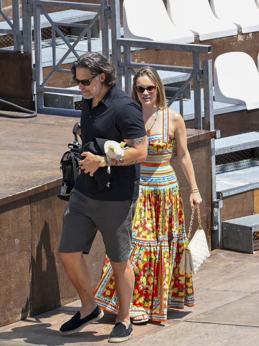 Joe Manganiello y Caitlin O'Connor Spark Rumores de compromiso durante la escapada italiana 
