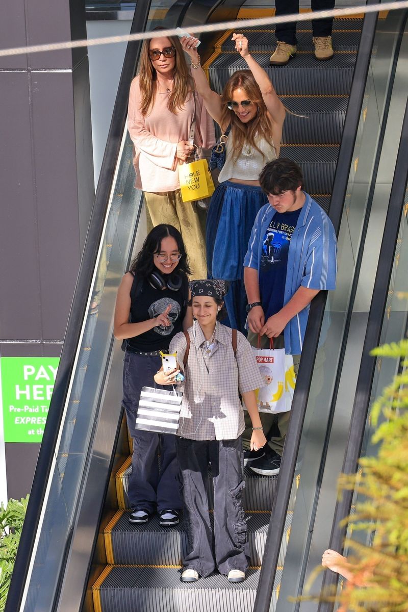 Singer Jennifer Lopez was spotted having a great time at the Century City Mall in Los Angeles with her daughter. She was seen smiling, laughing, and even showing off some dance moves. Despite her recent divorce from Ben Affleck, she appeared happy as she danced at the Westfield Mall in Los Angeles after news of her divorce became public. Lopez was also seen wearing a ring on a different finger, notably not the same diamond ring given to her by Ben Affleck.