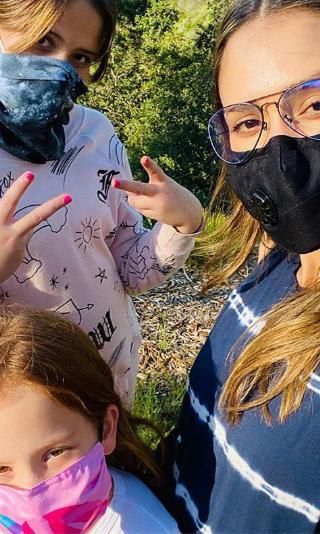 Jessica Alba junto a sus hijas con mascarillas