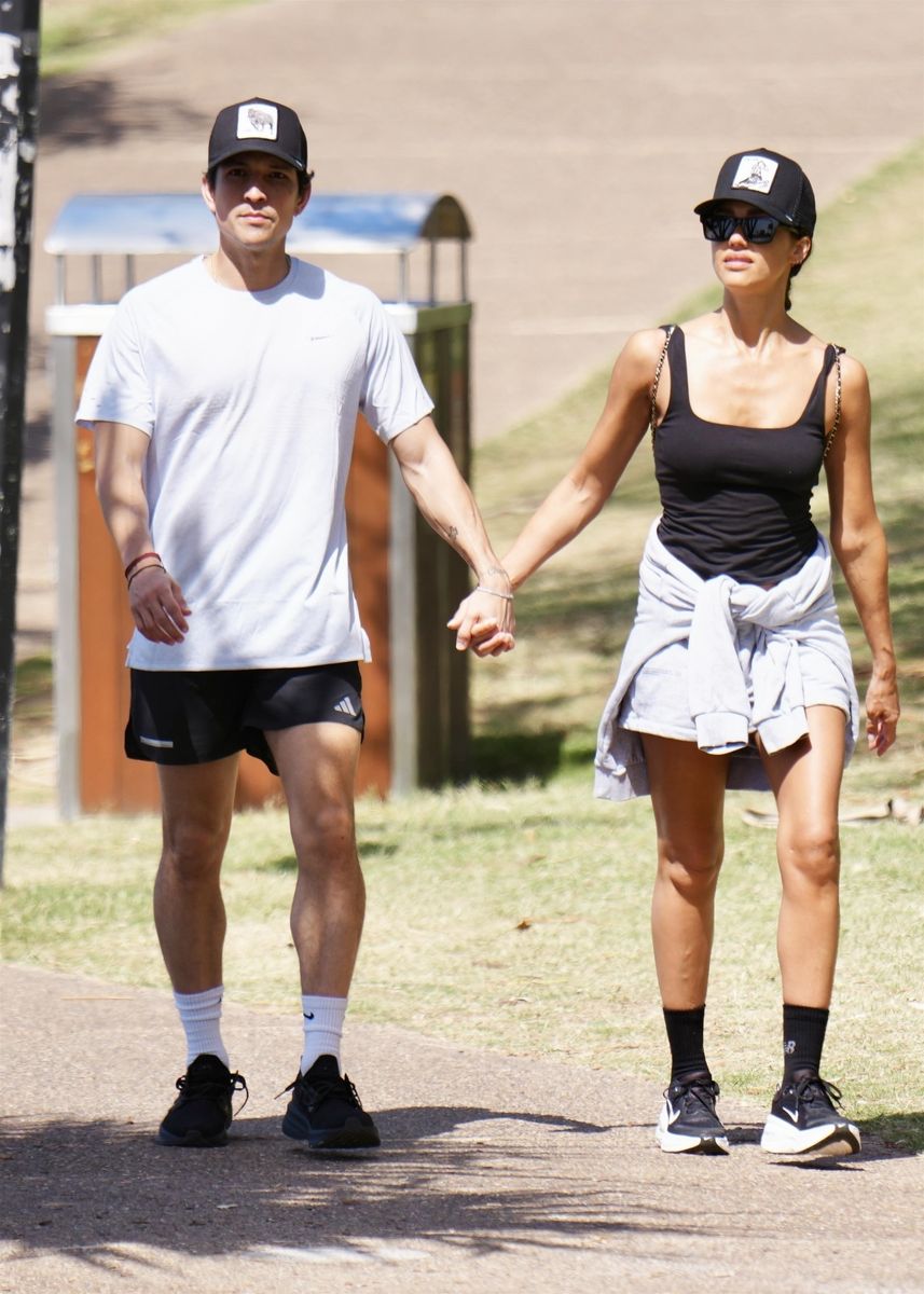 Jessica Alba and actor Danny Ramírez were spotted strolling along the coast in the Gold Coast region of Australia.