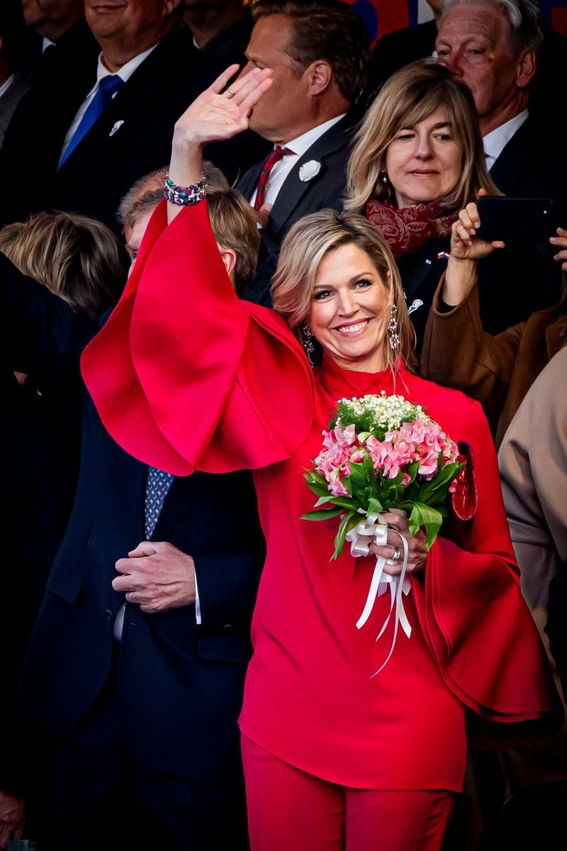 Queen Máxima brings bold glamour this fall in a fuchsia Oscar de la Renta she last wore six years ago