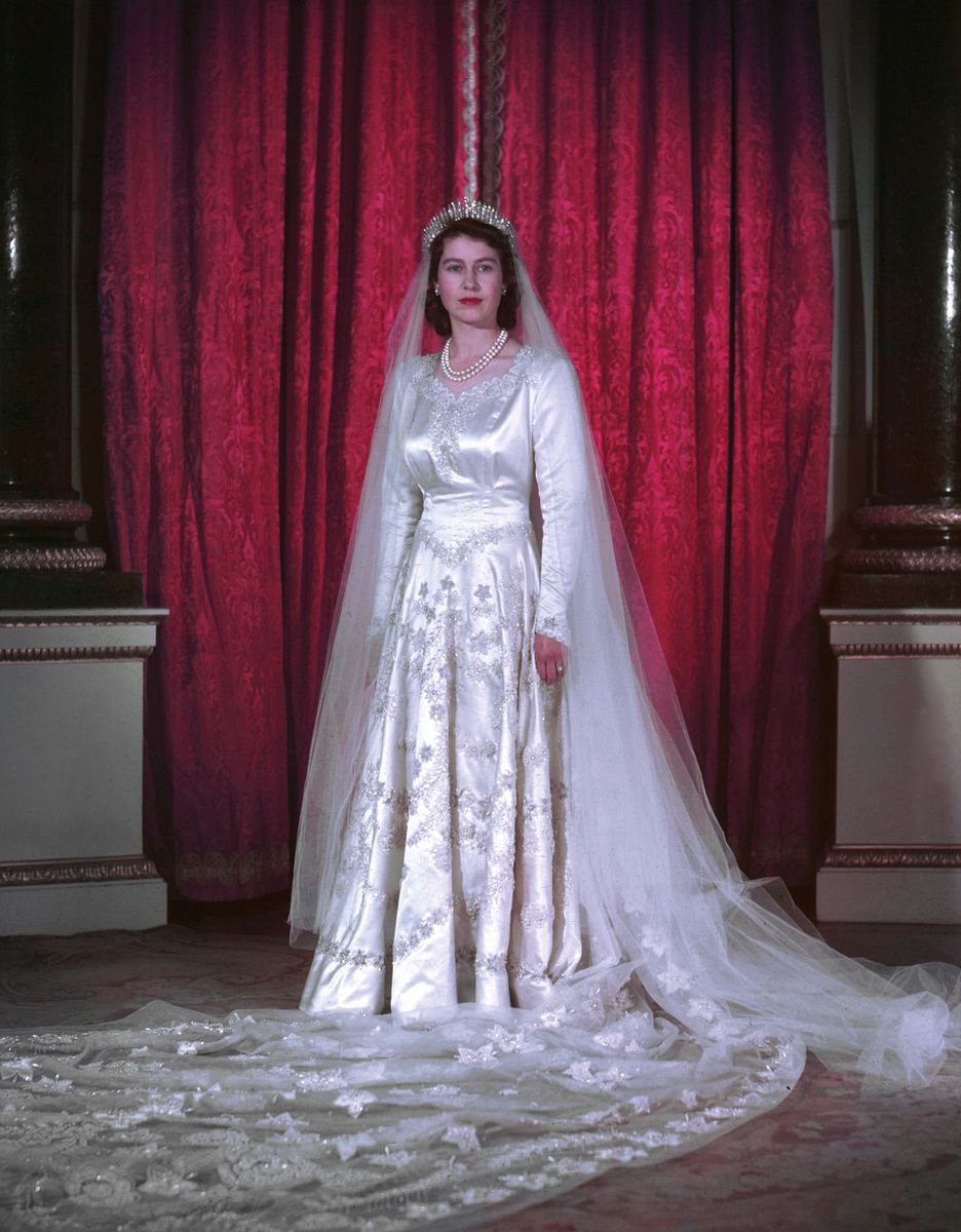 La reina Isabel II usó la tiara con flecos Queen Mary el día de su boda en 1947 después de que la joya histórica fuera reparada pocas horas antes de la ceremonia.