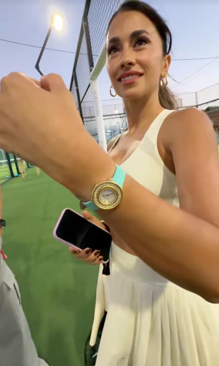 Even the most famous faces can have unexpectedly awkward moments, and Antonela Roccuzzo proved it recently outside a Miami padel court.