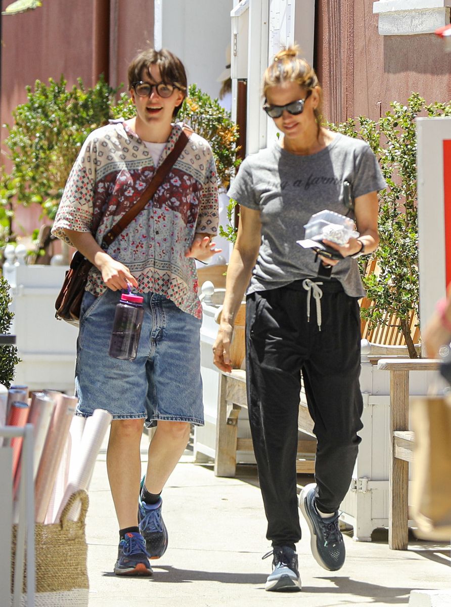 Jennifer Garner and Fin Affleck were spotted during a casual shopping trip in Santa Monica.