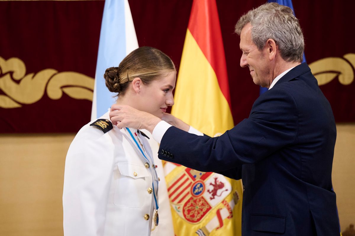 SANTIAGO DE COMPOSTELA, SPAIN - JULY 14: Crown Princess Leonor of Spain receives the Gold Medal of Galicia 2025 from Xunta de Galicia President Alfonso Rueda at Pazo De Raxoi on July 14, 2025 in Santiago de Compostela, Spain. (Photo by Carlos Alvarez/Getty Images)