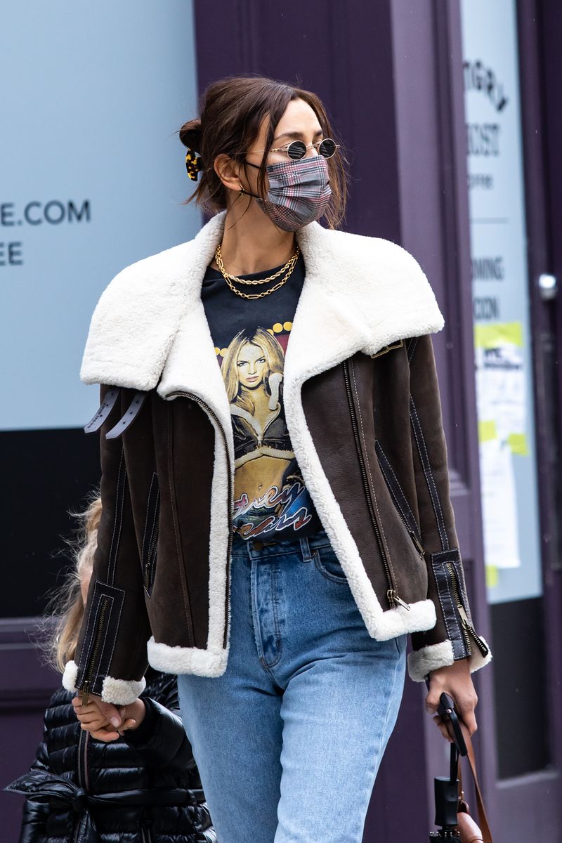   Irina Shayk luce una camiseta de Britney Spears mientras camina con su hija.