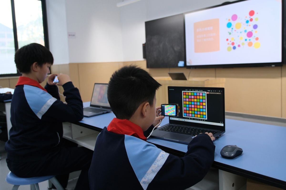 In China, primary school students learn how to combine artificial intelligence (AI) technology with intelligent hardware programming through image recognition functions.
