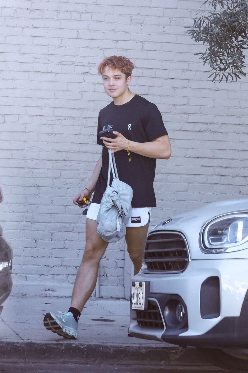 Photo 2026 Backgrid/The Grosby Group
EXCLUSIVE
Los Angeles, CA 19 OCTOBER 2026
Knox Leon Jolie-Pitt was seen leaving a Muay Thai class in Los Angeles, days after reports that he had changed his phone number and dropped his fathers surname. Recent reports have identified him as Knox Jolie, although no legal name change has been confirmed. ****
Jessica Alba y su novio, Danny Ramirez, fueron vistos saliendo de una sesión de entrenamiento y comprando café para llevar el lunes por la mañana en West Hollywood. Alba mantuvo un estilo deportivo con un sujetador deportivo negro, leggings negros y zapatillas blancas, que combinó con una gorra de béisbol y un bolso hobo color burdeos de Chanel.
Byline: GEDU, SALA/Terma, SL / BACKGRID/GROSBY GROUP